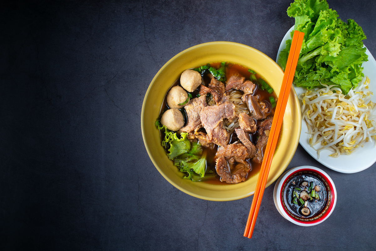 sárga tányéron disznóhúsból készült ázsiai étel