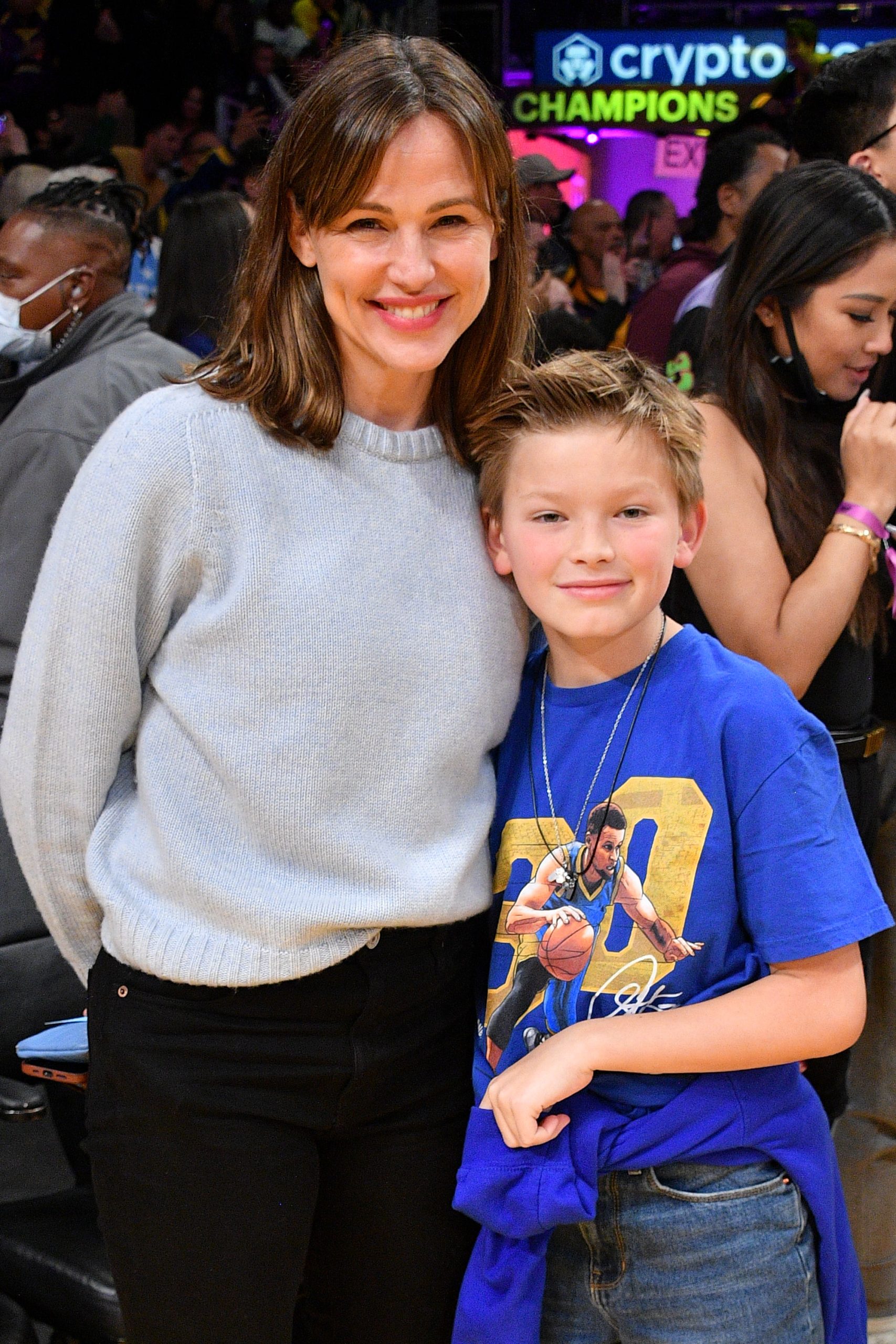 Jennifer Garner és fia, Samuel 2023-ban egy kosármeccsen