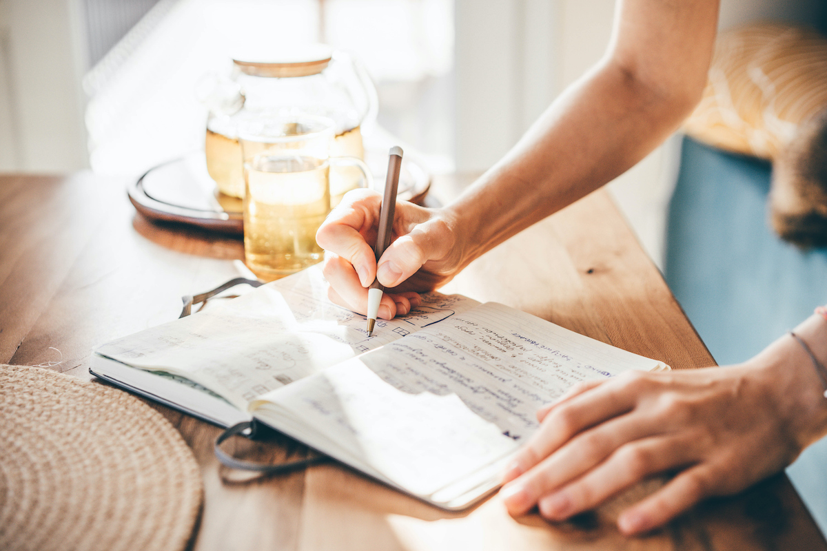 nő jegyzetfüzetbe ír