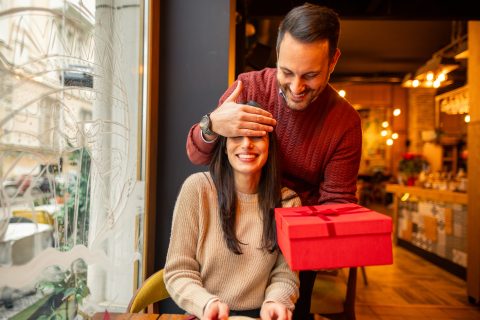 Férfi ajándékot ad a barátnőjének