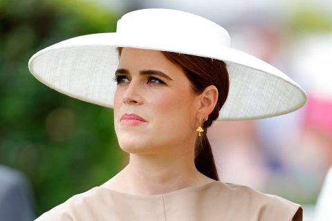 Eugénia hercegnő szomorúan néz