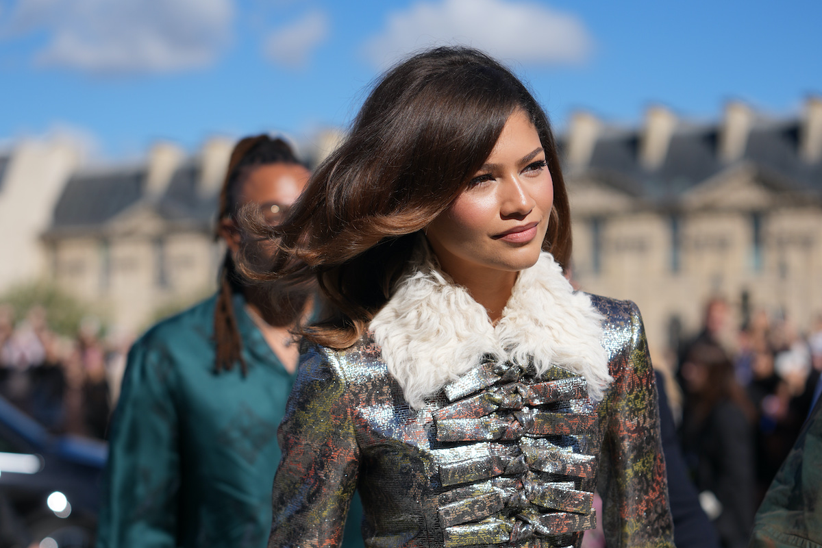 Zendaya fehér galléros ezüst kabátban