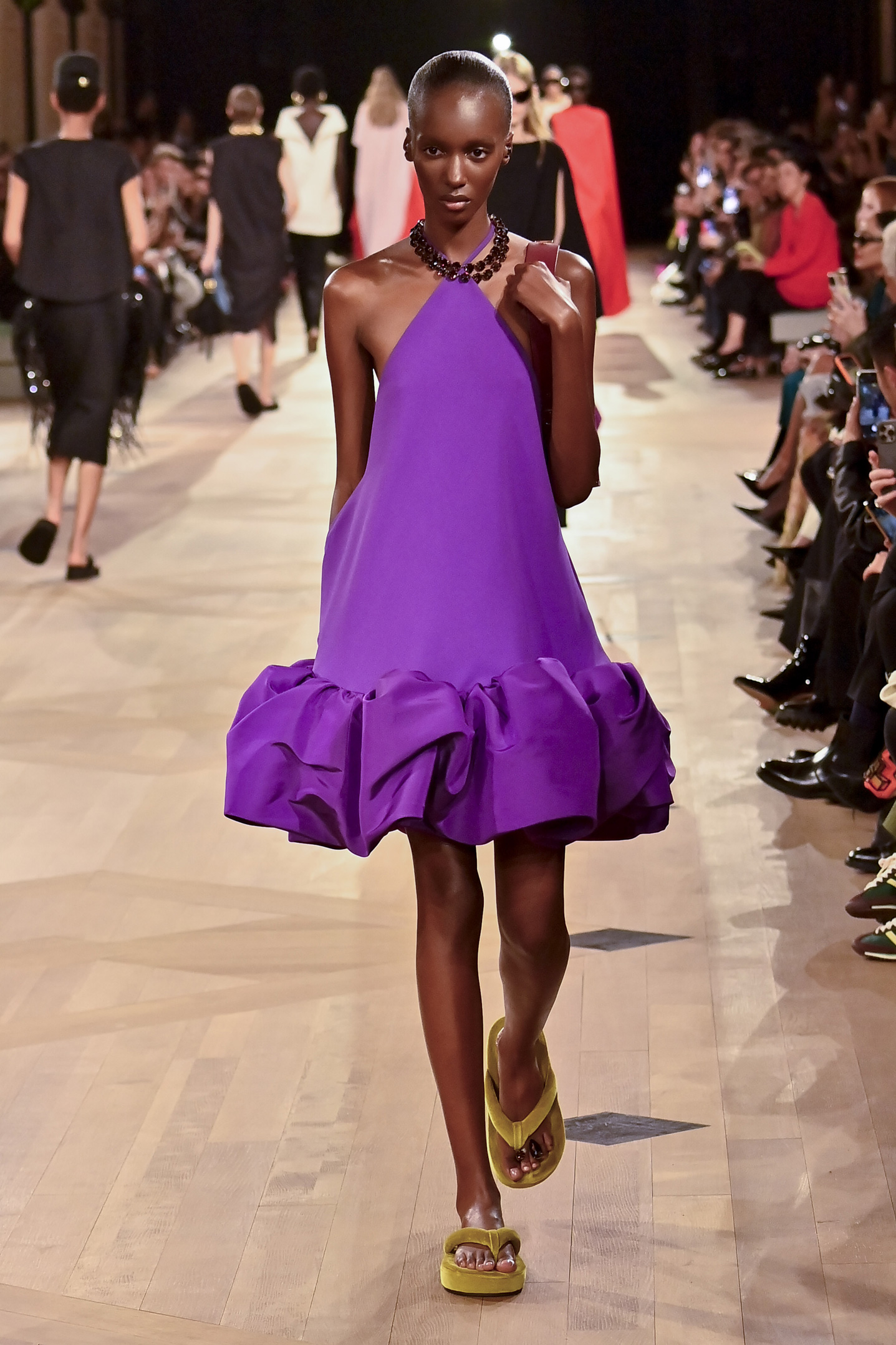 2026-legjobb-no-ruhatrendjei-ez-az-5-fazon-visz-mindent | Marie Claire Egy lila ruhás modell sétál a kifutón a Balenciaga Ready to Wear 2026-os tavaszi/nyári divatbemutatóján a Párizsi Divathéten