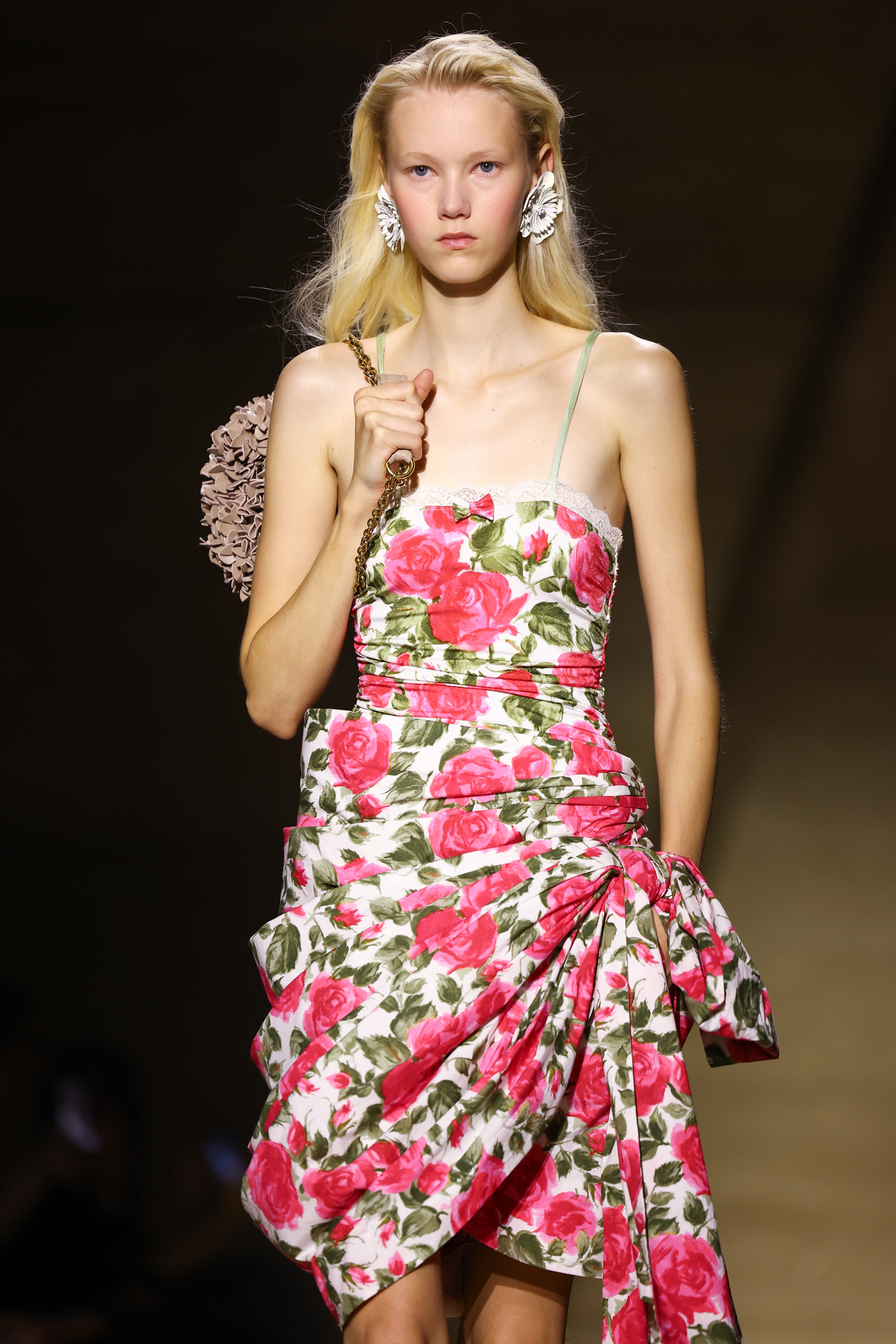 2026-legjobb-no-ruhatrendjei-ez-az-5-fazon-visz-mindent | Marie Claire Egy virágmintás ruhát visleő modell sétál a kifutón a Chloé női ruházat 2026-os tavaszi/nyári kollekciójának bemutatóján a Párizsi Divathéten,
