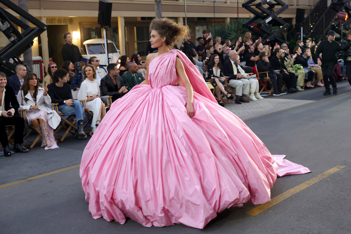 nő hatalmas, uszályos, babarózsaszín ruhában