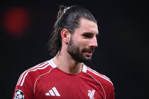 Szoboszlai Dominik piros mezben, összekötött hajjal