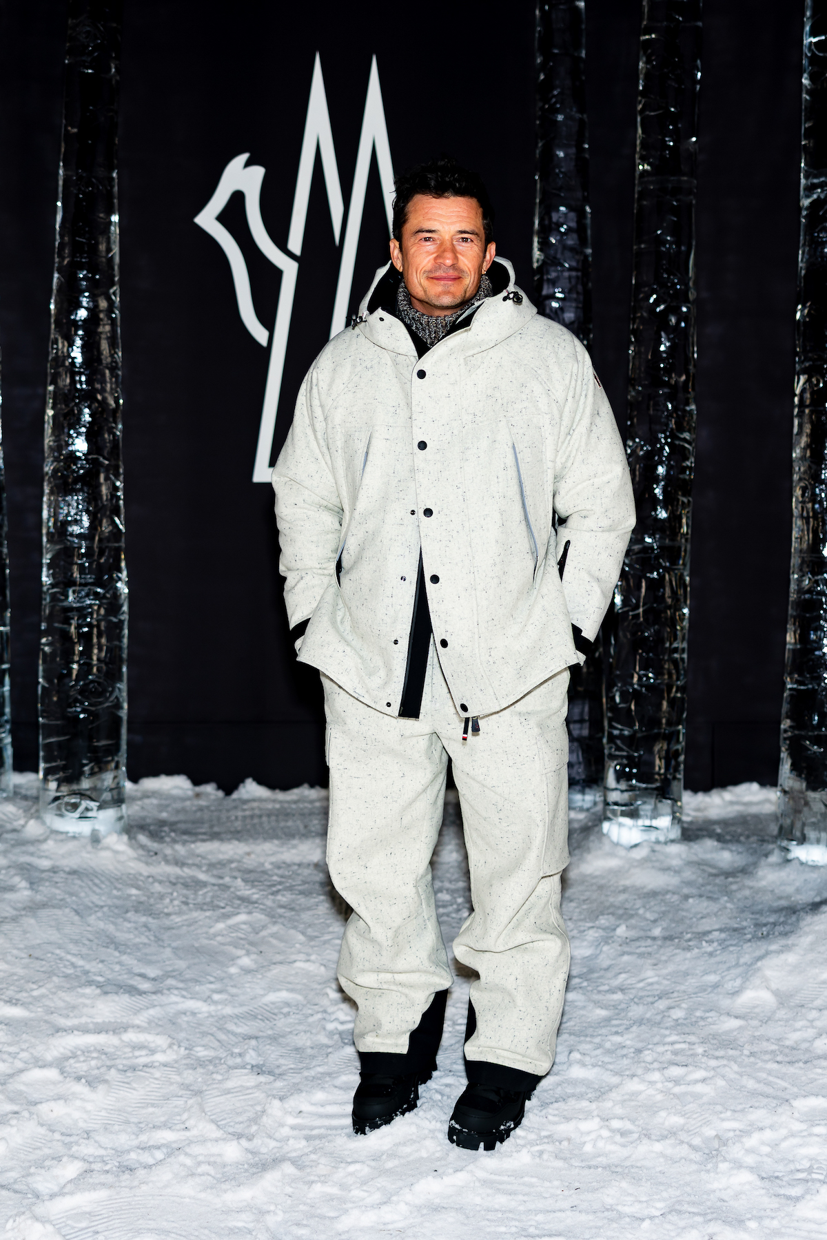 Orlando Bloom fehér síruhában