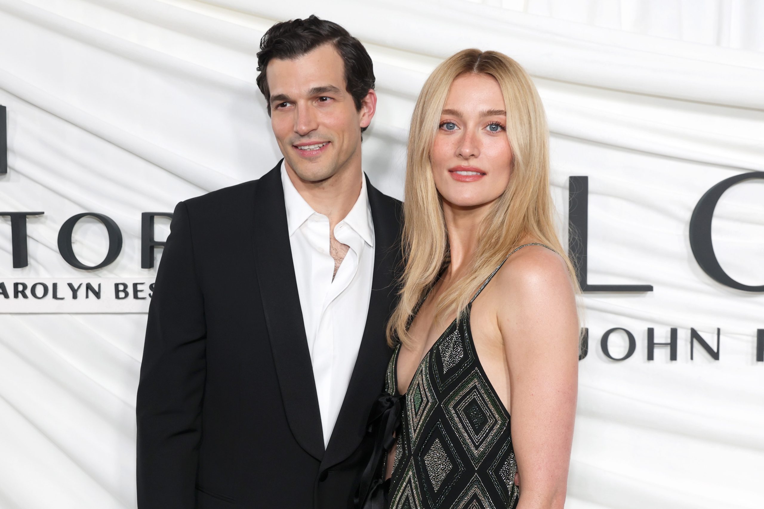 Az őket alakító színészek a Love Story című sorozat premierjén.