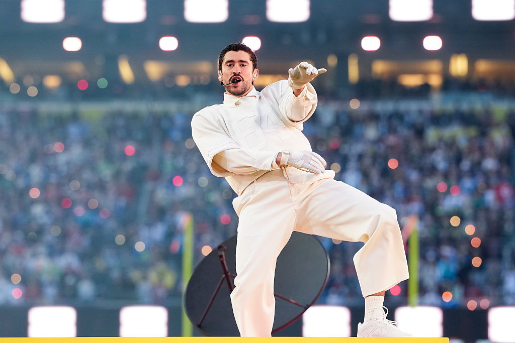 bad-bunny-jelenseg-ezert-orulnek-meg-erte-a-nok | Marie Claire Bad Bunny a 2025-ös Super Bowl félidei showján