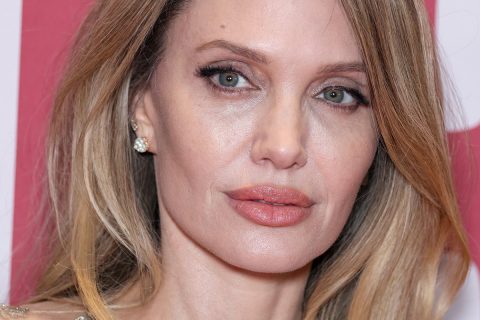 Angelina Jolie szőke hajjal, portré