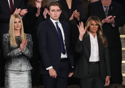 Donald Trump fia, Barron Trump a beszéden, mellette Ivanka Trump és Melania Trump