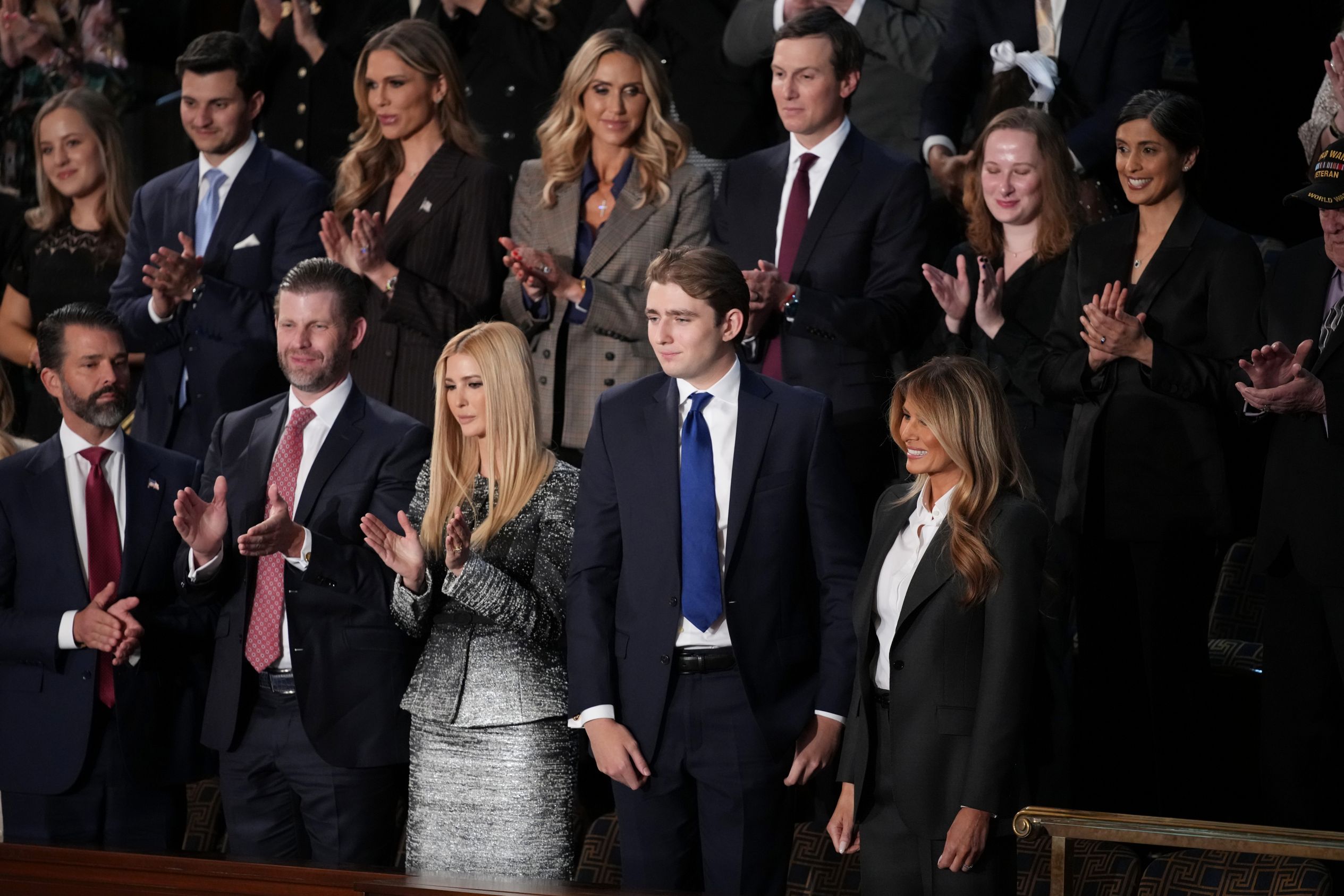 Donald Trump fia, Barron Trump a beszéden, mellette Ivanka Trump és Melania Trump