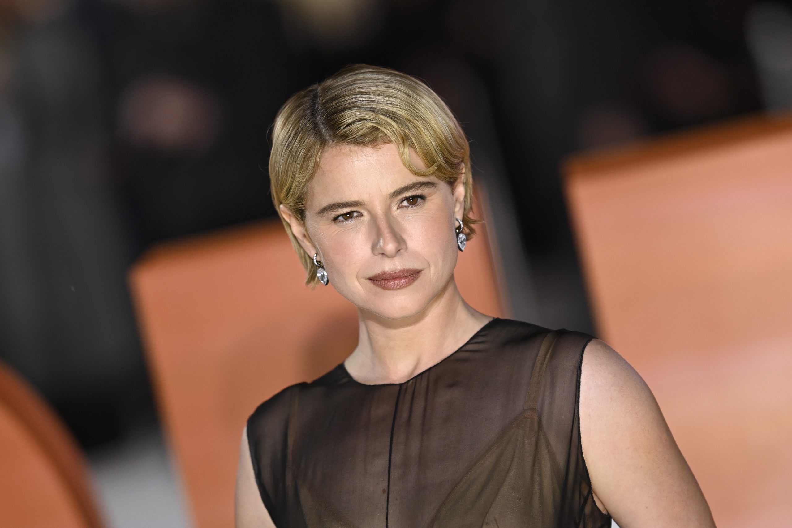 Jessie Buckley pucérruhában