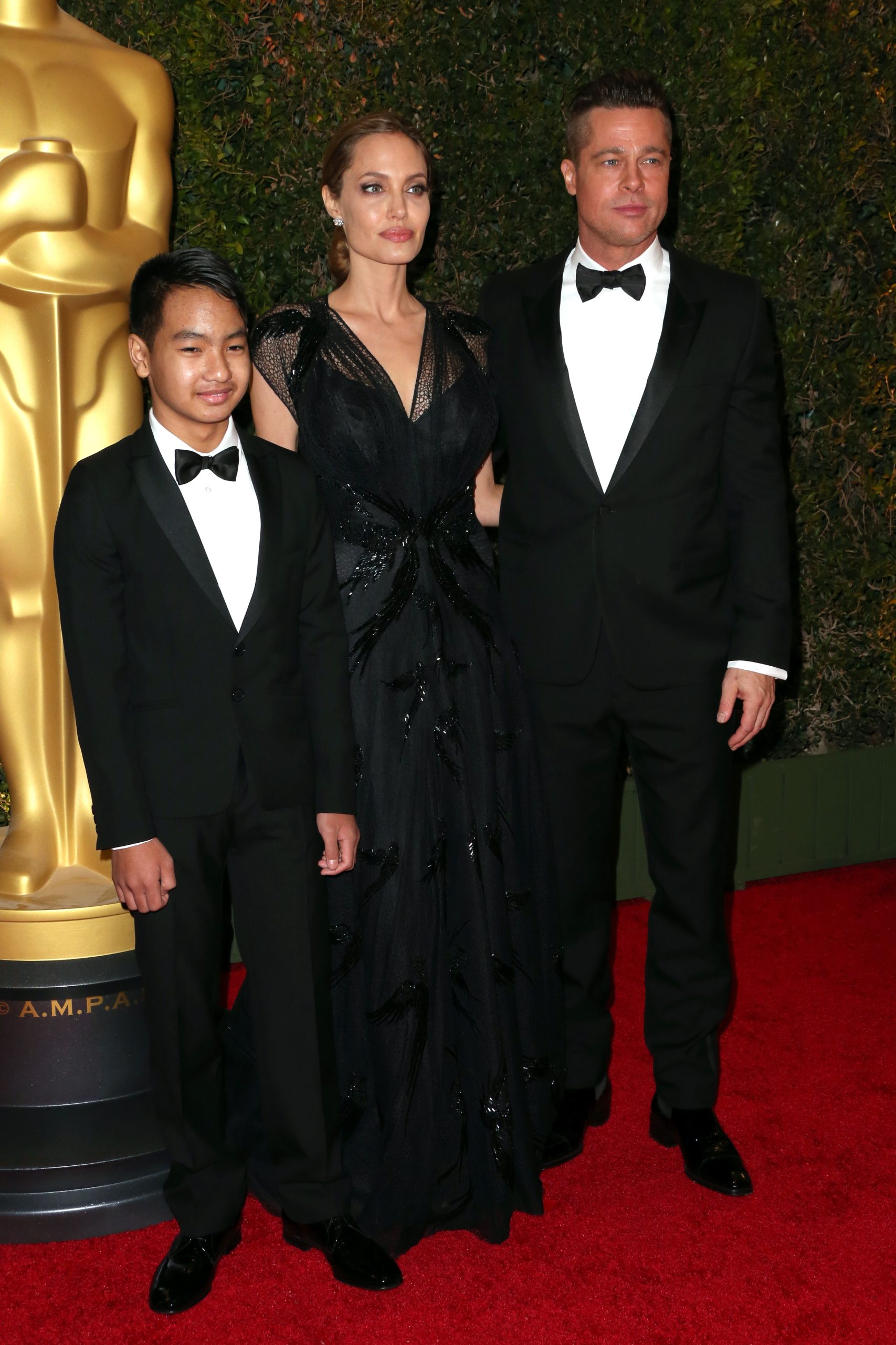 Maddox Jolie-Pitt, valamint Angelina Jolie és Brad Pitt megérkeznek az Amerikai Filmművészeti és Filmtudományi Akadémia Governors Awards díjátadójára.