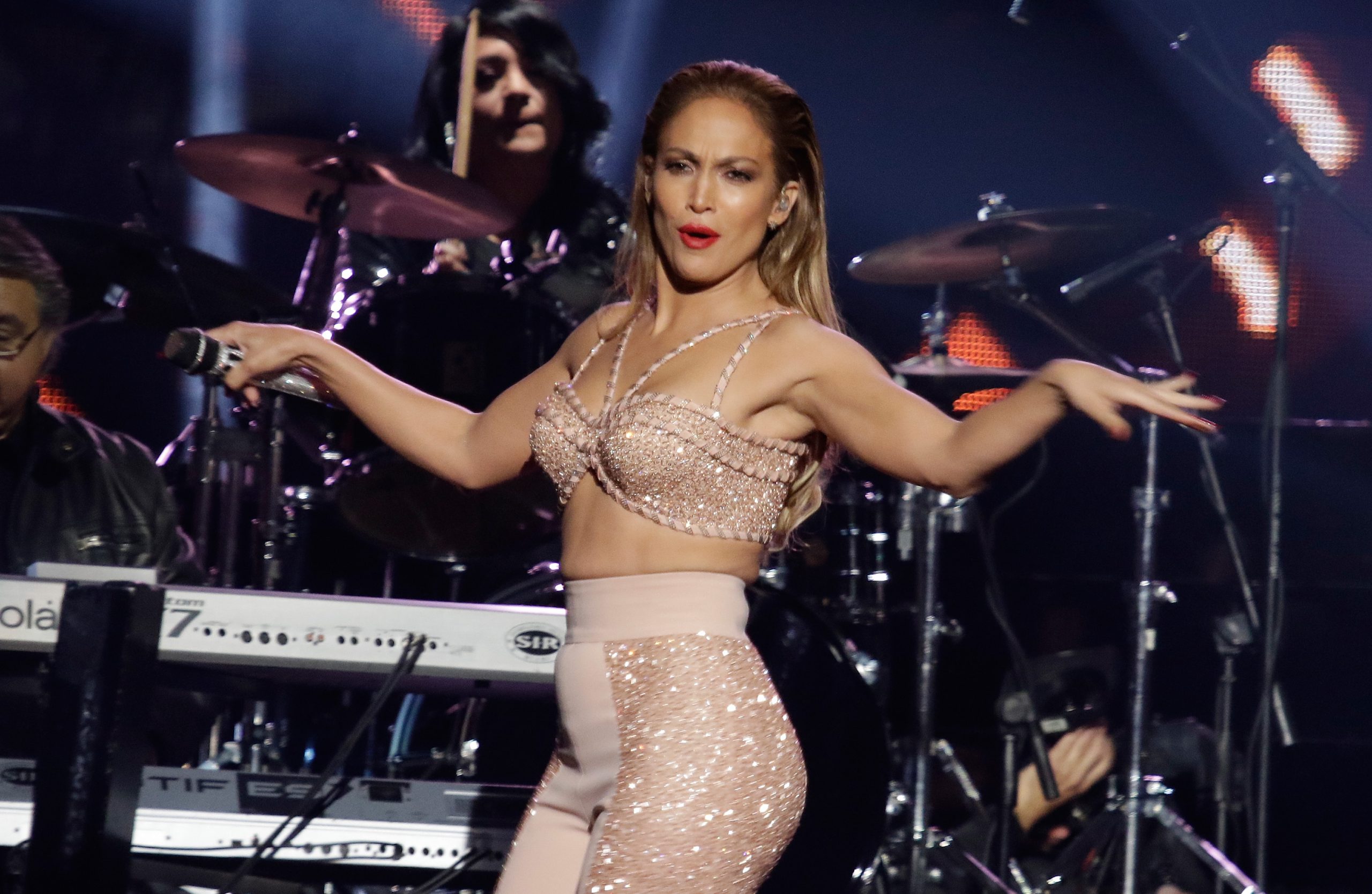 Jennifer Lopez csillogó melltartóban és hasát szabadon hagyó ruhában táncol