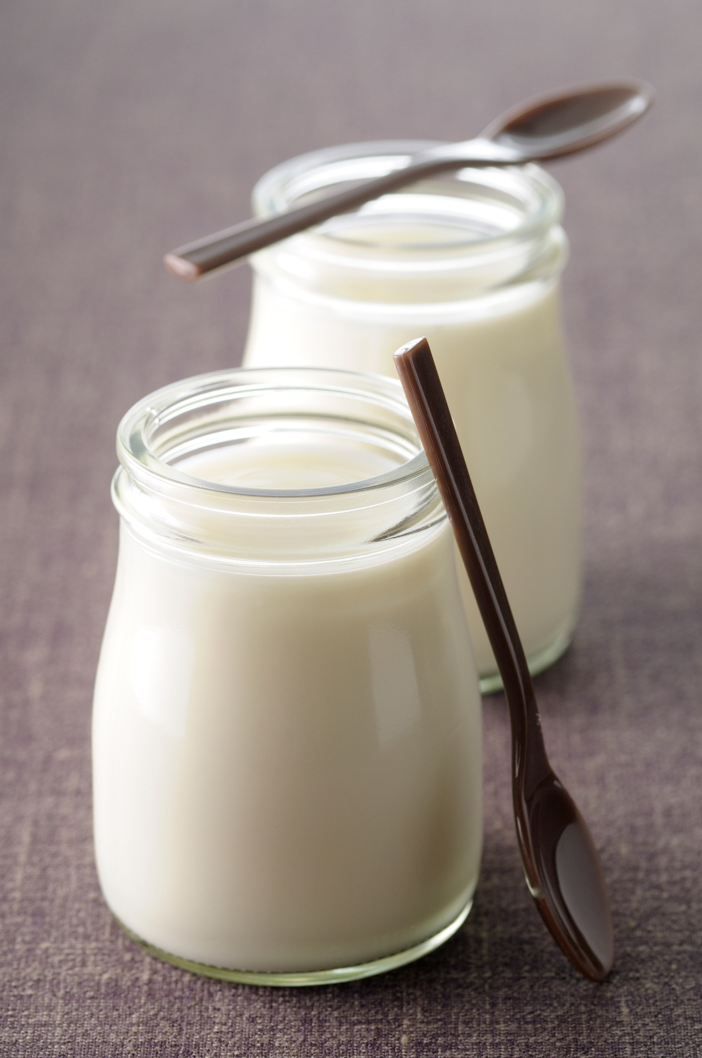 Két pohár joghurt kiskanállal