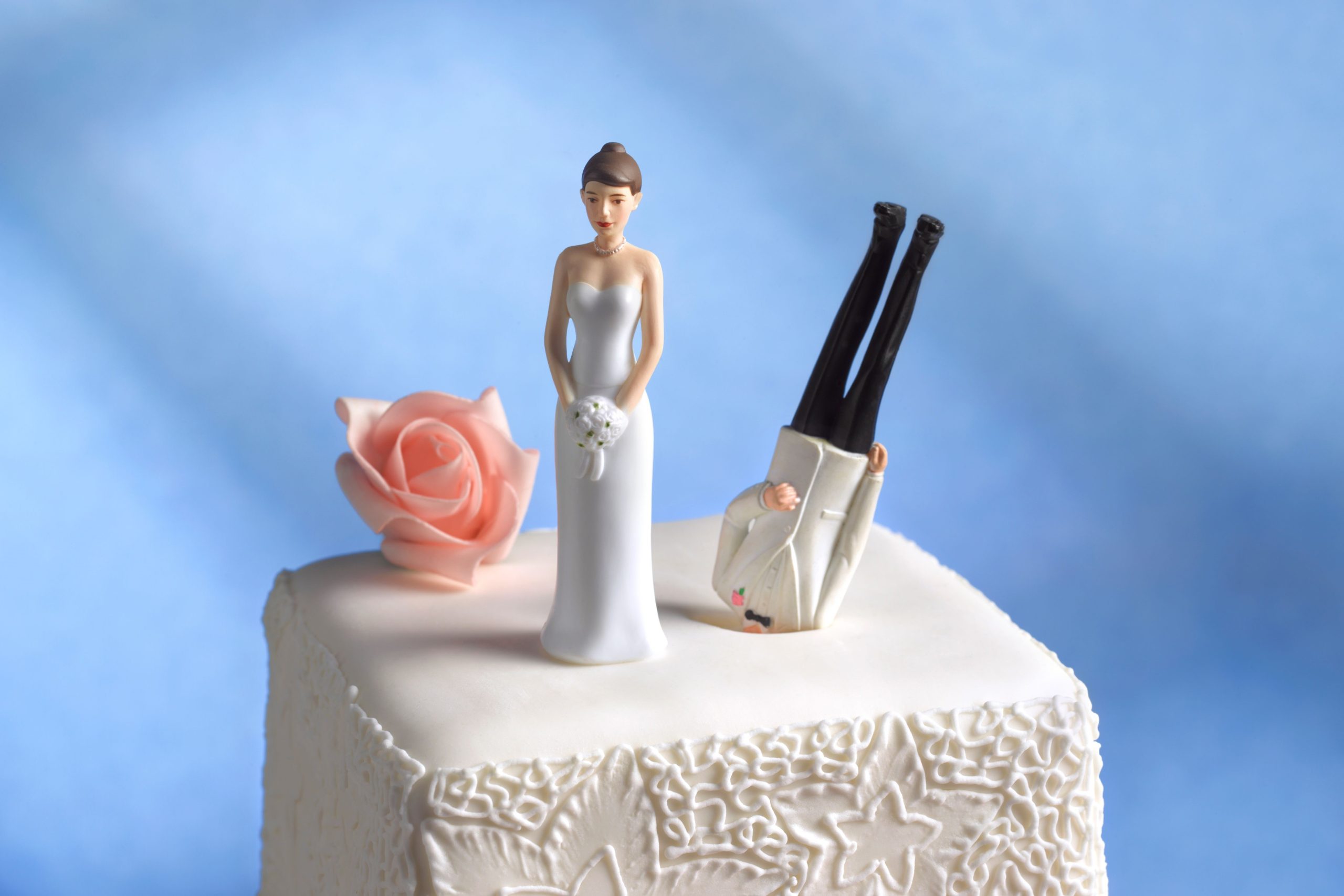 Esküvői torta, férj feje a tortában, figurák