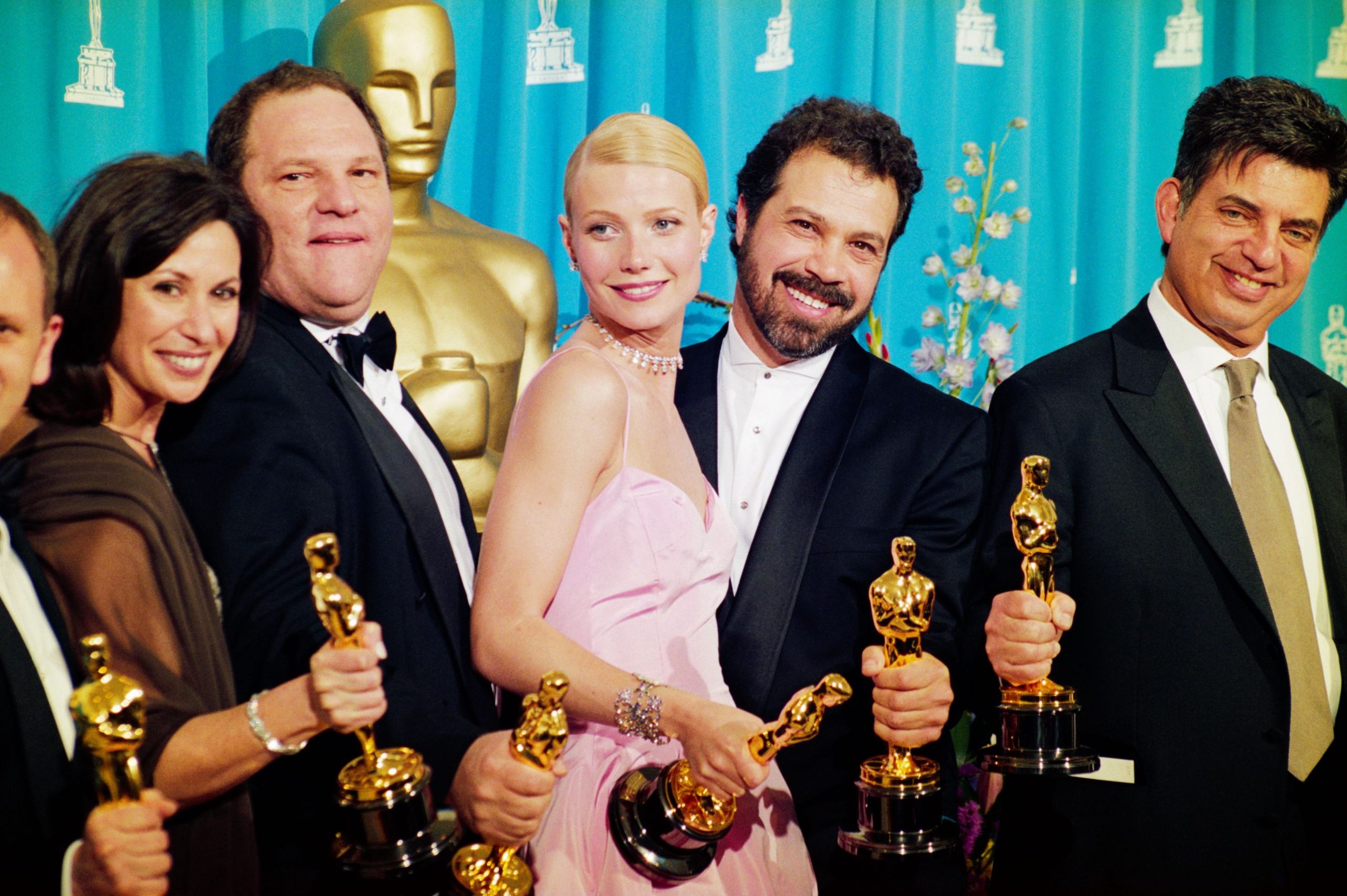 Gwyneth Paltrow és az alkotók az Oscar-díjjal