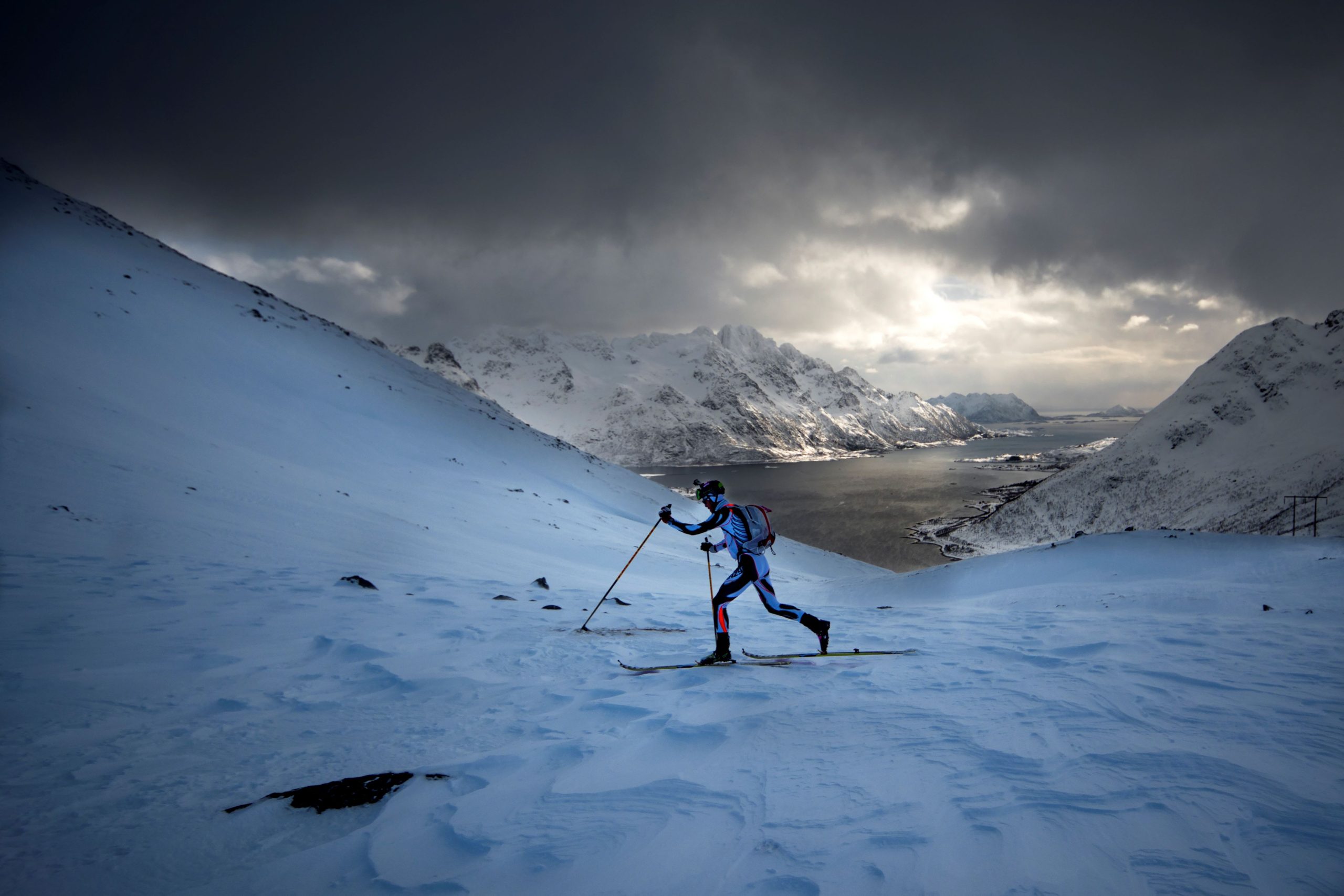 Az olasz Hermann Debertolis versenyez az ISMF skimo világkupa csapatváltó versenyen a Stelvio alpesi síközpontban.