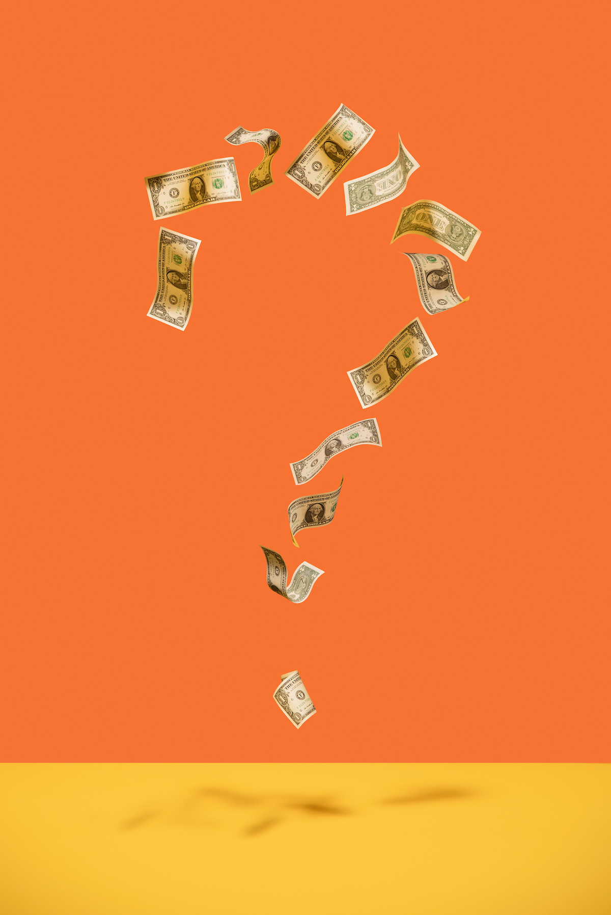 narancssárga háttér előtt papírpénzekből kirakott kérdőjel