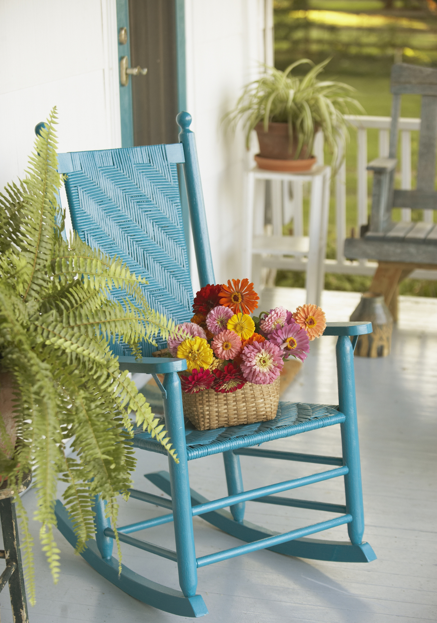 Terasz kék székkel és virágládával