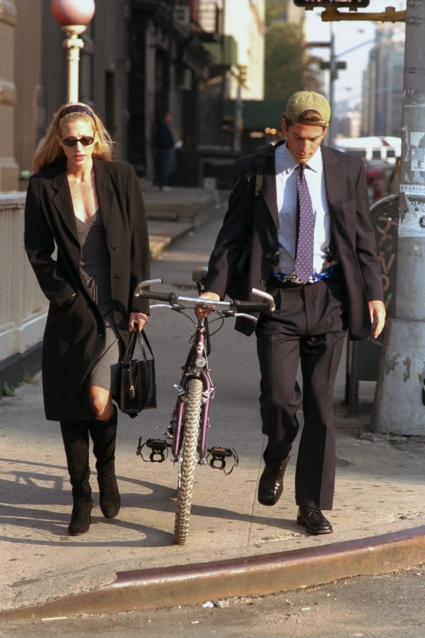 Carolyn Bessette és JFK Jr. stílusos megjelenése
