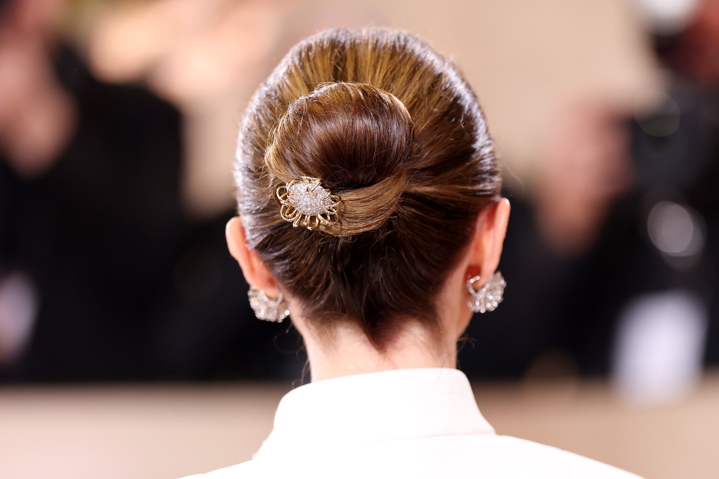 Modellek köves hajkiegészítőkben