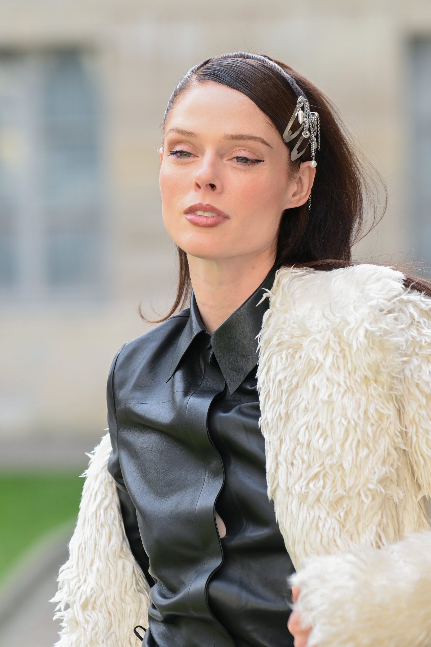 Modellek köves hajkiegészítőkben