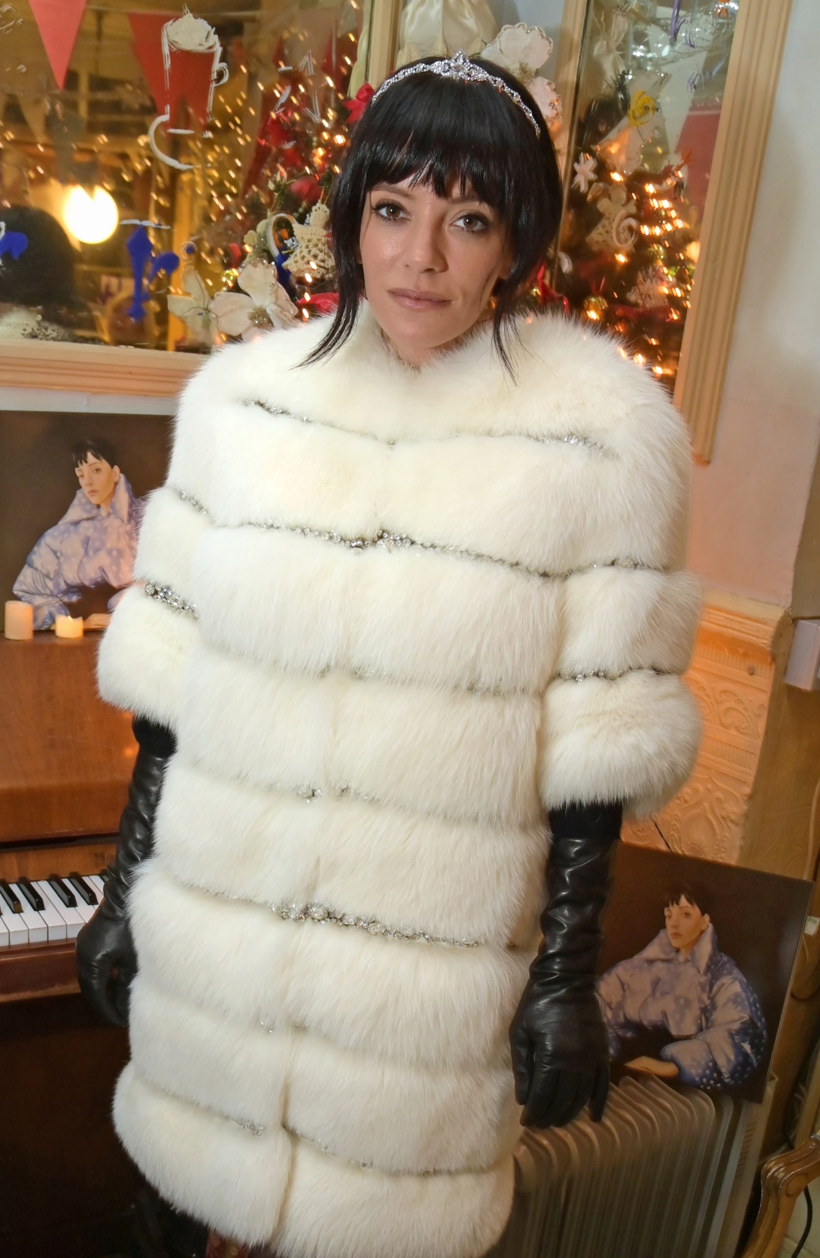 Modellek köves hajkiegészítőkben