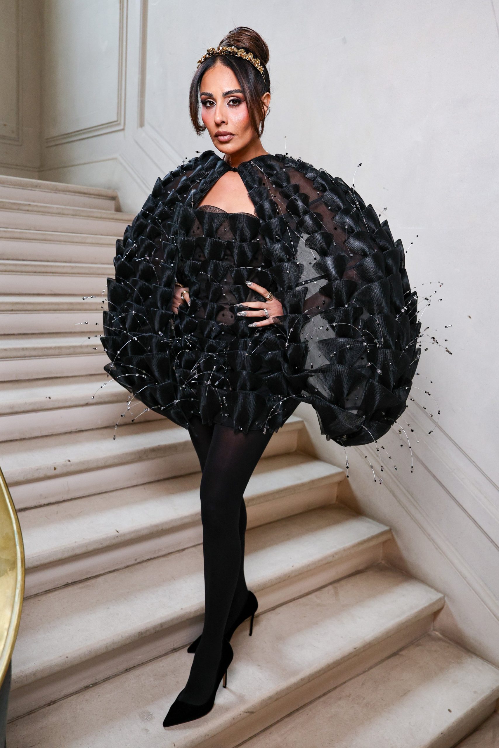 Modellek köves hajkiegészítőkben