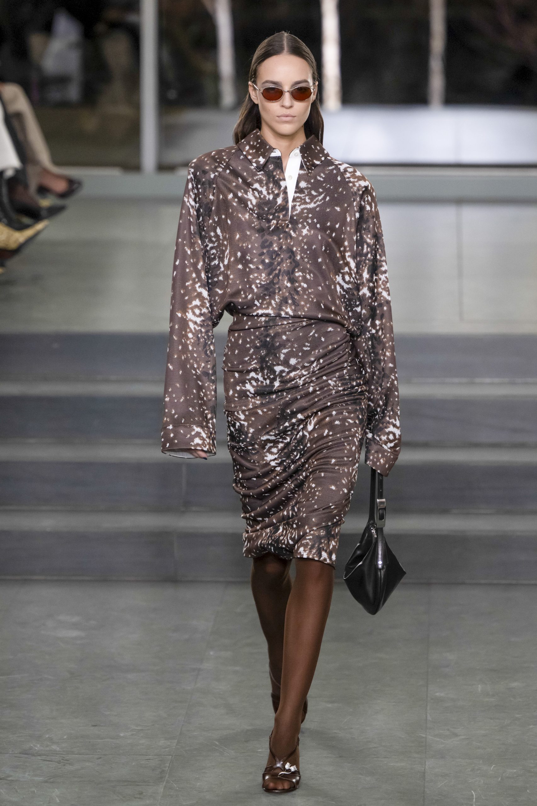 Modell őzmintás ruhában vonul