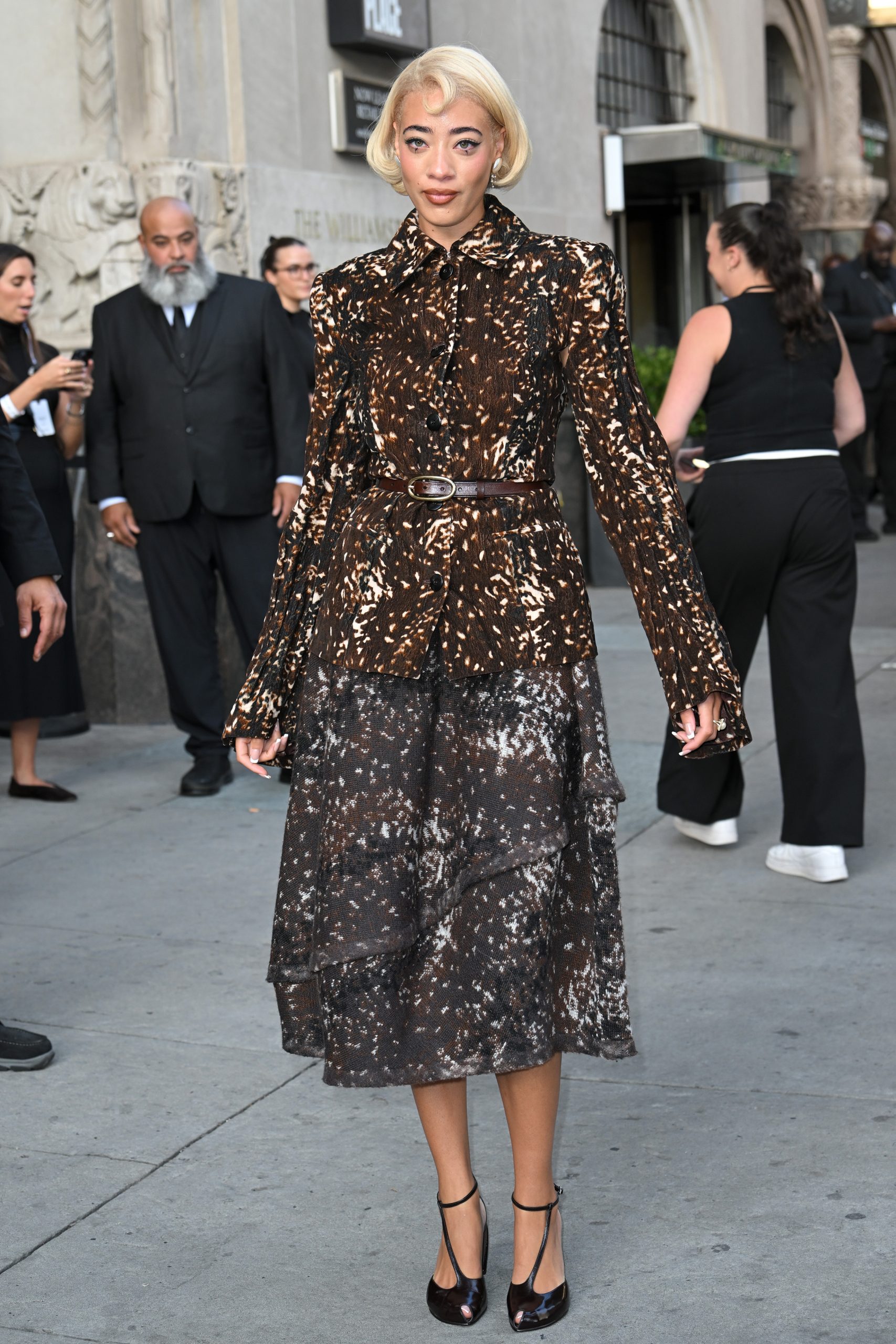 Modell őzmintás ruhában vonul