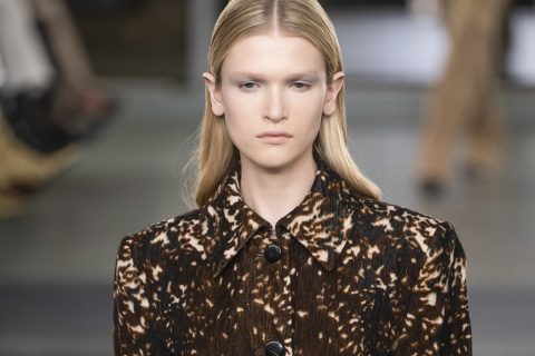 Modell őzmintás ruhában vonul