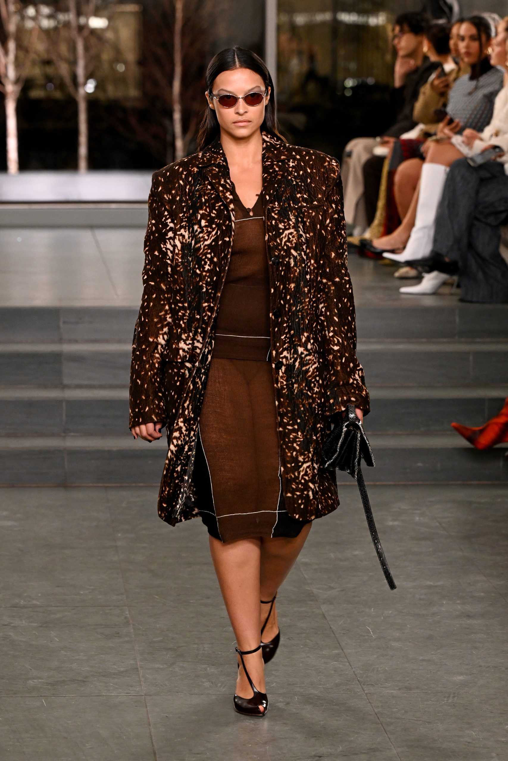 Modell őzmintás ruhában vonul