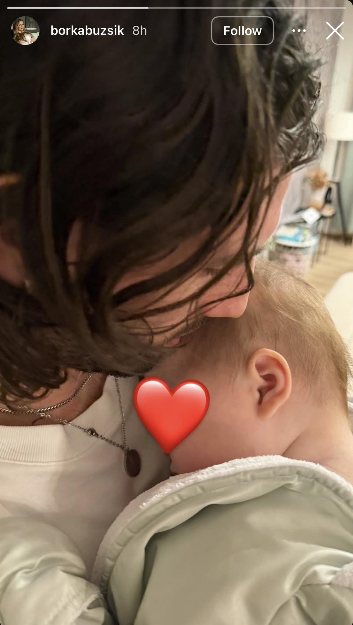 Szoboszlai Dominik és kislánya, akinek arcát piros szív takarja ki