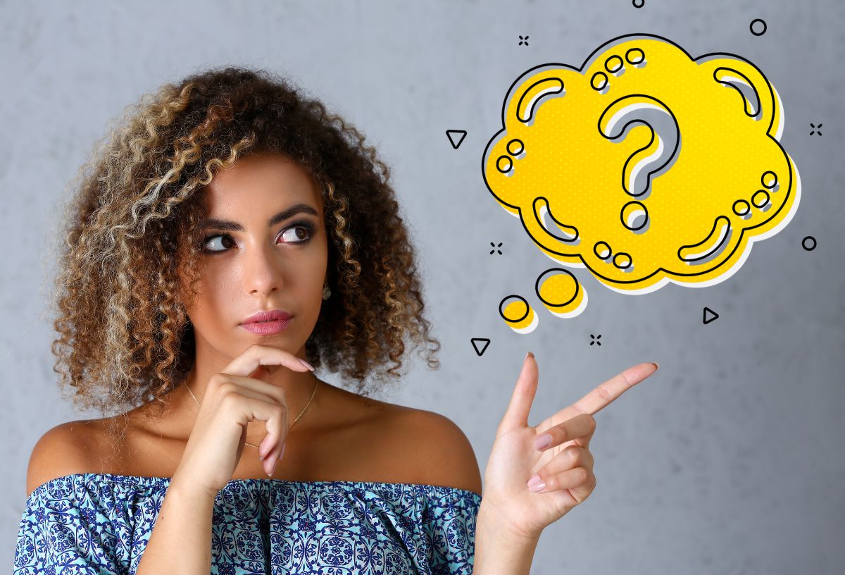 Fiatal, göndör hajú nő oldalra néz és ujjával mutat, mellette sárga gondolatfelhőben kérdőjel
