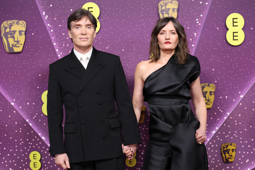 Cillian Murphy és Yvonne McGuinness fekete ruhákban a 2026-os BAFTA-gálán, komoly arccal néznek a kamerákba