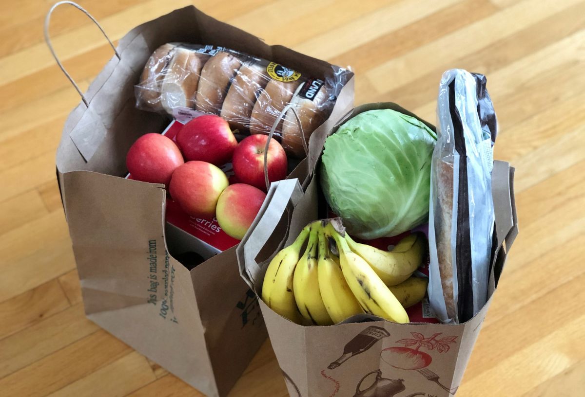 Bevásárlás papírszatyrokban, alma, pékáru, banán, káposzta