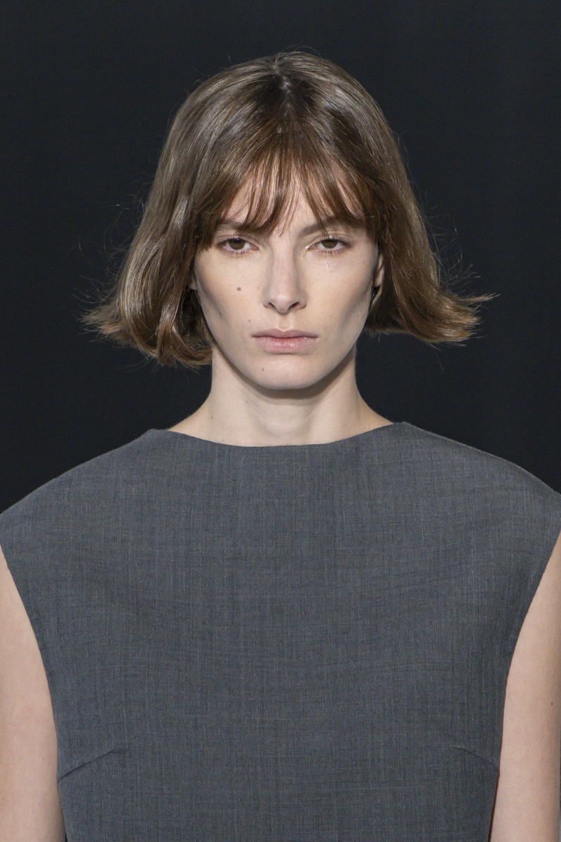 Bubi frizurás modell a Jil Sander 2026. tavasz–nyár bemutatón