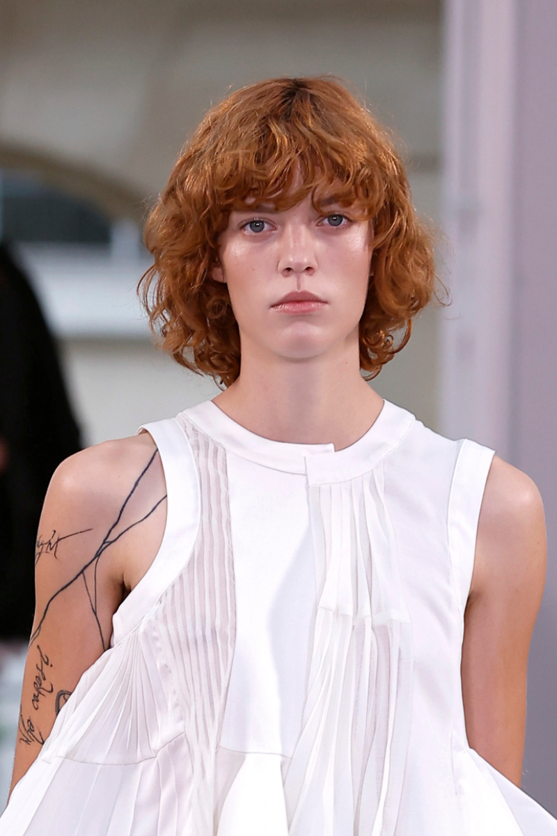 Bubi frizurás modell a Sacai 2026. tavasz–nyár bemutatón