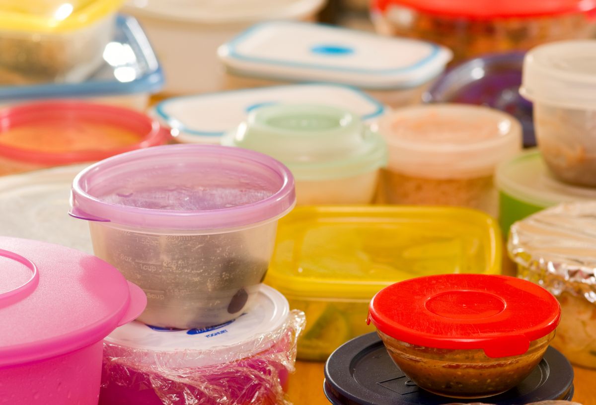 japan-modszer-bevasarlas-sporolas-3-tipp | Marie Claire Ételmaradékok különféle színű műanyag tárolódobozokban