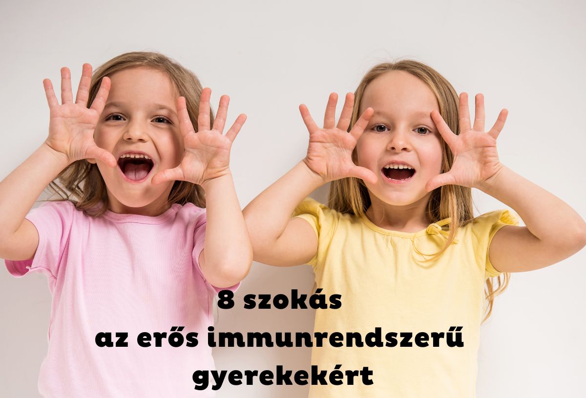 Két kislány oroszlán arcot vág, tenyerüket széttárva az arcuk mellett tartja