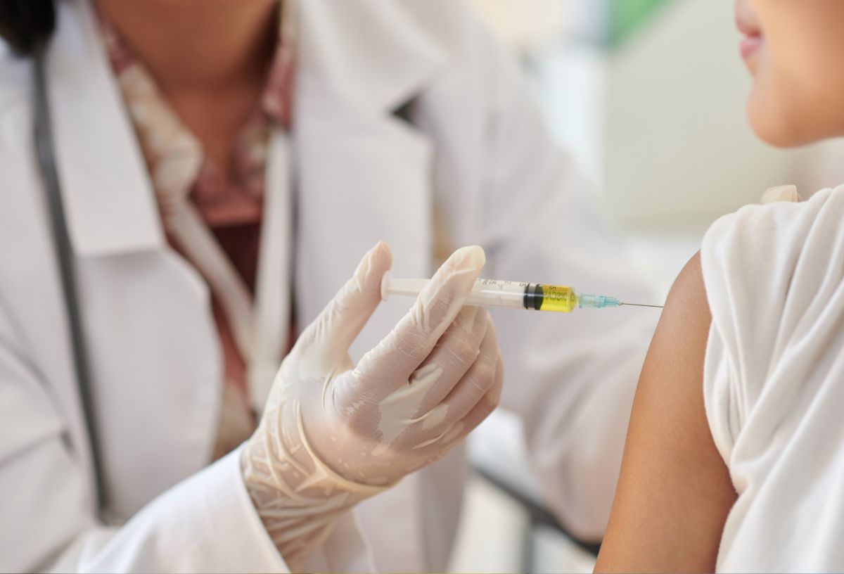 Gyerekorvos oltást ad be kisgyereknek