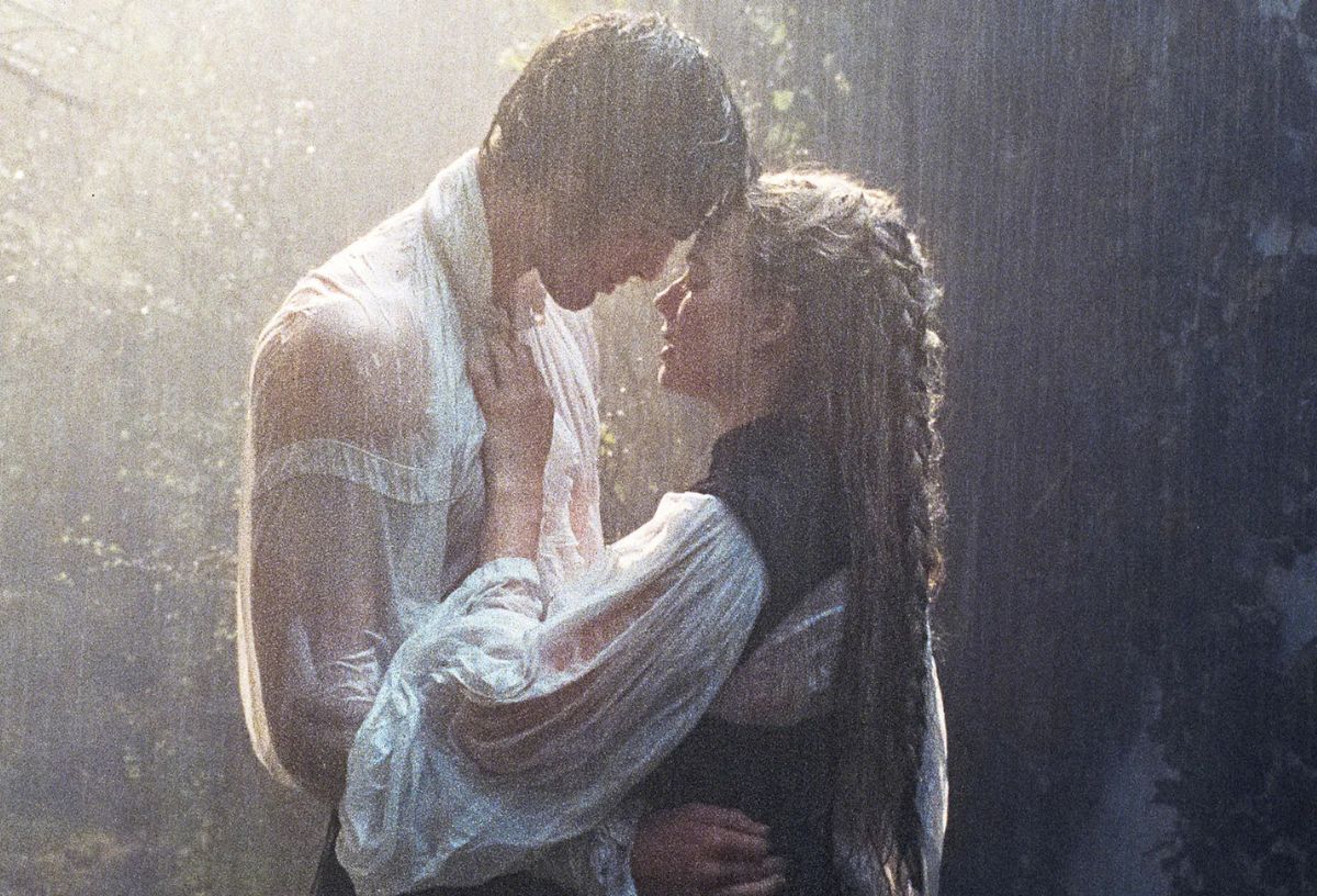 Romantikus jelenet az Üvöltő szelek új filmváltozatában