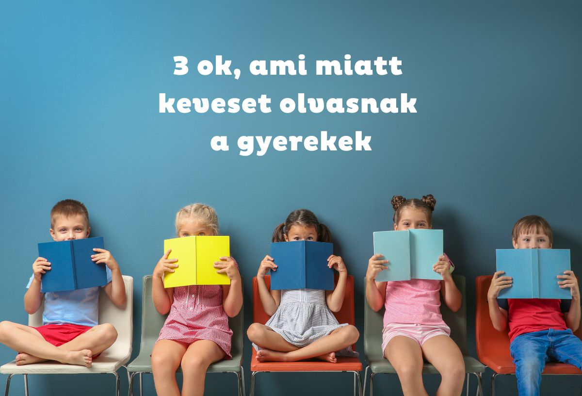 Négy gyerek ül kék háttér előtt, arcukat különböző színű könyvekkel takarják el