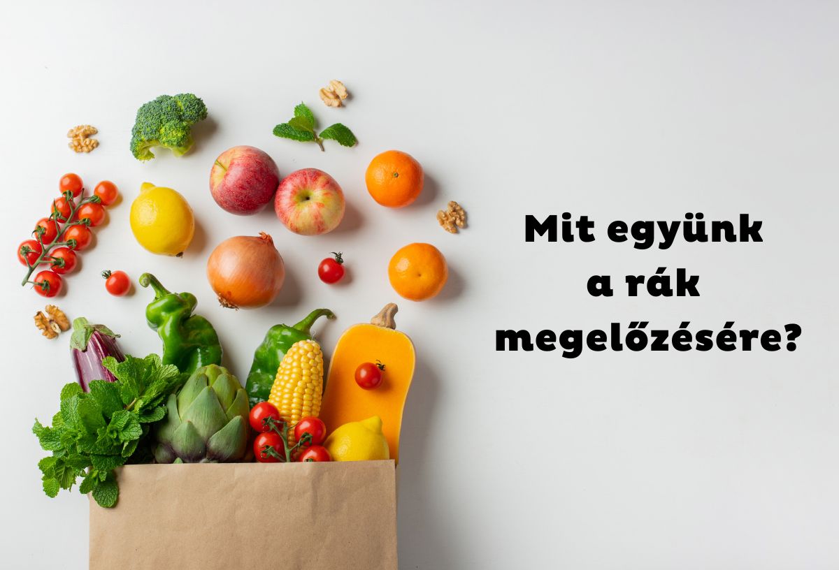 Zöldségek és gyümölcsök gurulnak ki papír bevásárlózacskóból fehér háttér előtt