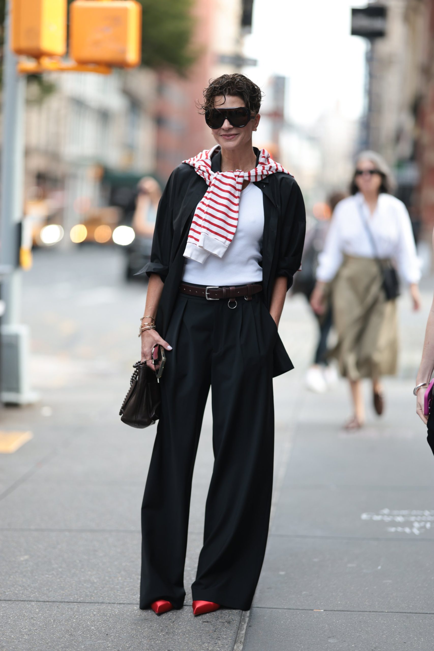 modell csíkos pólóban vonul az utcán