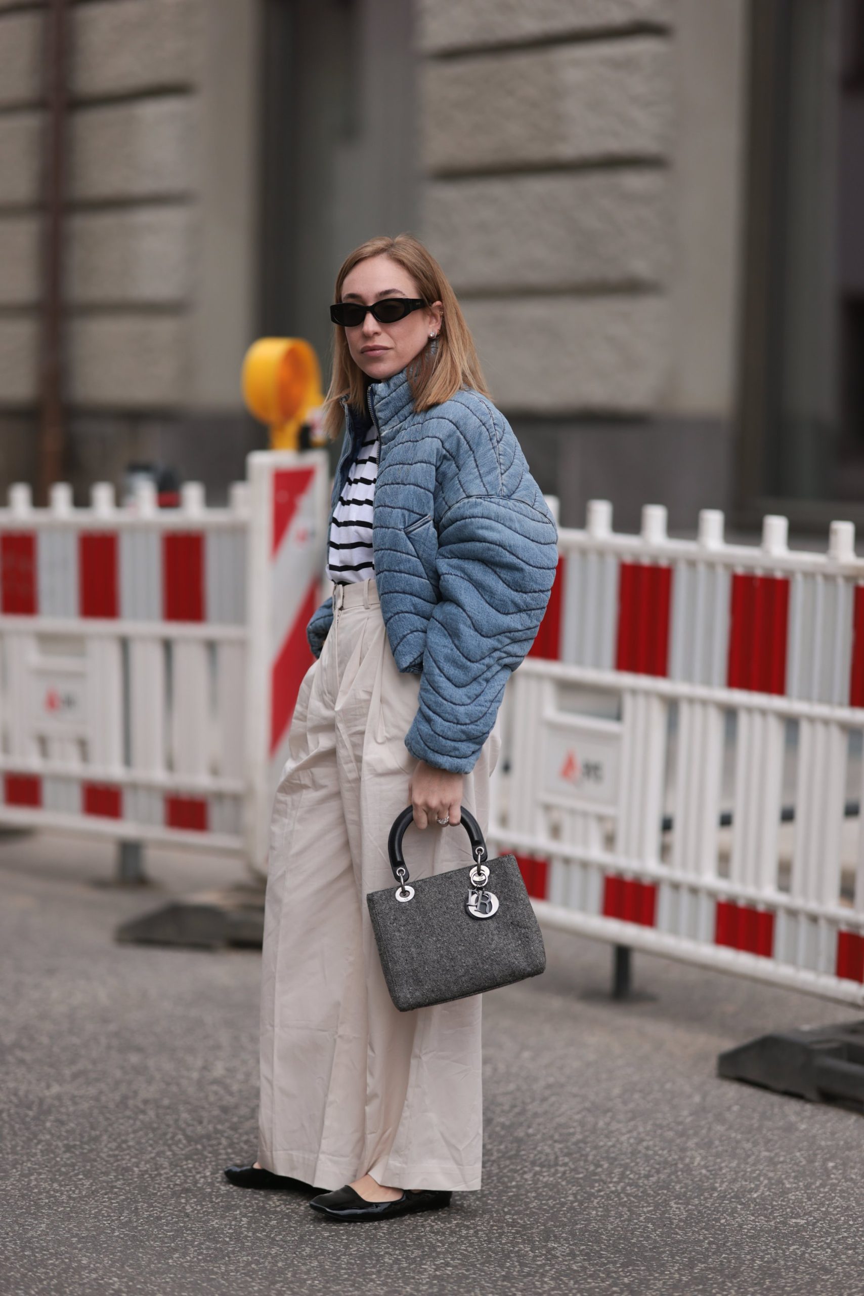 modell csíkos pólóban vonul az utcán