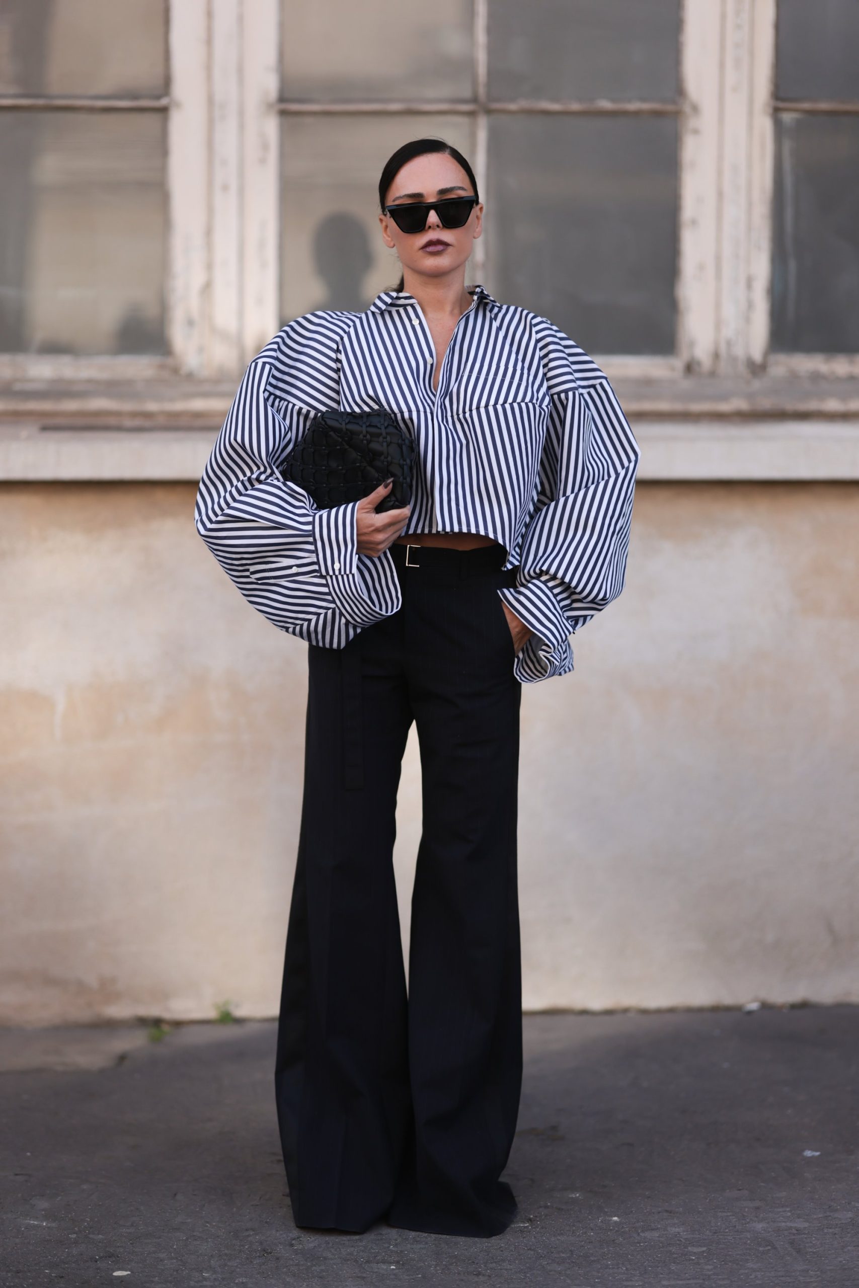 modell csíkos pólóban vonul az utcán