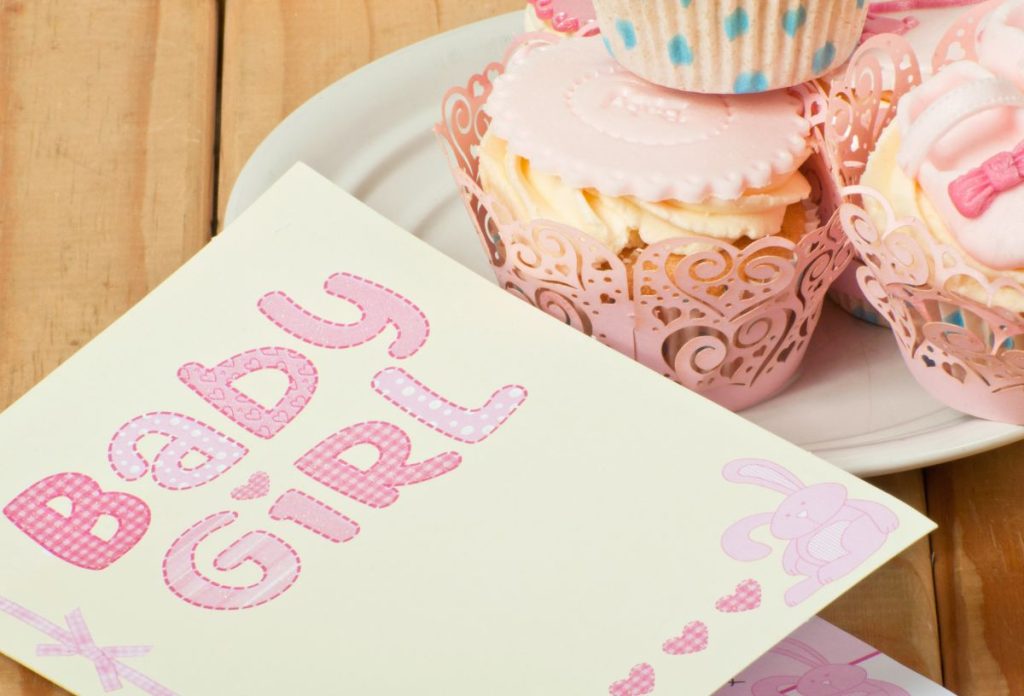 Baby Girl feliratú képeslap, rózsaszín krémes muffinok mellett